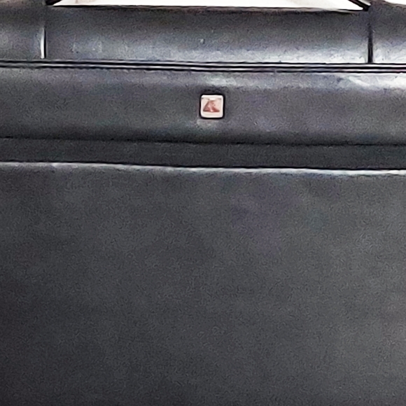 Avenues USA Black Faux Leather Zippered Portfolio 3 Ring Business Organizer - Picture 2 of 9